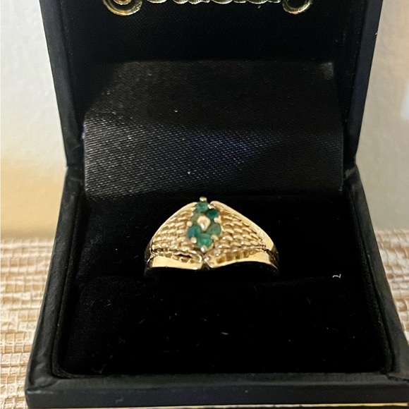 Genuine 14K gold and emerald ring, size 5-3/8 with 6 emeralds (one damaged) - Picture 5 of 5